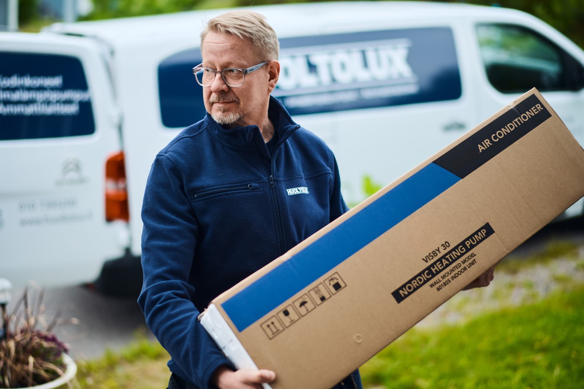 Huoltoluxin asentaja toimittaa ilmalämpöpumppua asiakkaalle